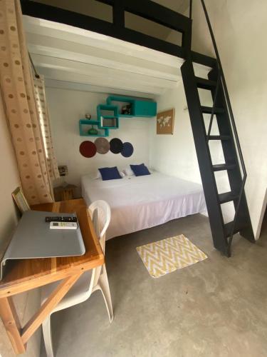 una camera con letto, scrivania e letto a castello di A Piece of Paradise a San Carlos