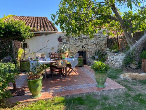 un patio avec une table et des chaises dans une cour dans l'établissement Casa Bohême, à Caunes-Minervois