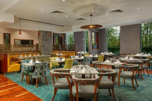 un restaurante con mesas y sillas en una habitación en Crowne Plaza Dublin Blanchardstown, an IHG Hotel en Blanchardstown