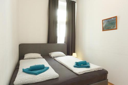 Postel nebo postele na pokoji v ubytování Apartments in Vienna near Schönbrunn & Westbahnhof - Keyless Check-In