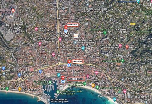 une carte d'une ville en rouge dans l'établissement Cannes Résidence Passy avec Piscine, à Cannes