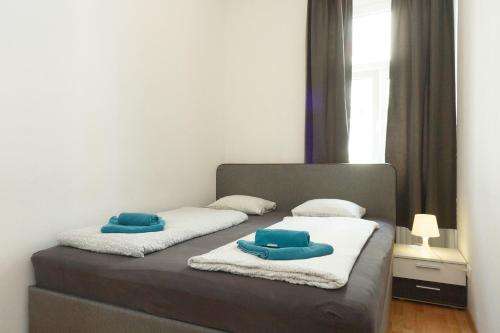 Postel nebo postele na pokoji v ubytování Apartments in Vienna near Schönbrunn & Westbahnhof - Keyless Check-In