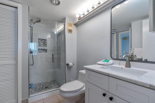 默特爾海灘的住宿－Ocean Creek Resort B4 - Oceanfront - Windy Hill，白色的浴室设有卫生间和淋浴。
