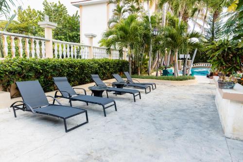uma fila de cadeiras e mesas num pátio em Hotel Brisa em Punta Cana