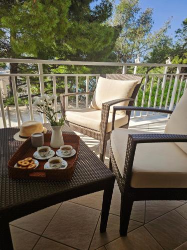 Apartment Mirna, 2-bedroom Apartment, Overlooking the Beach