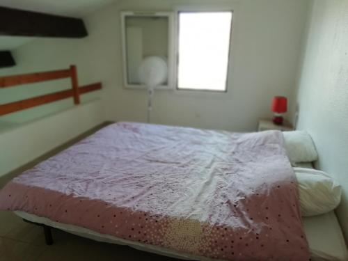 - une chambre avec un lit rose et une fenêtre dans l'établissement Villa dans résidence jardin piscine parking près de la mer, à Vic-la-Gardiole