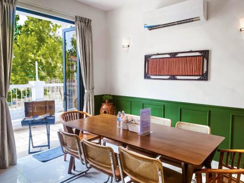 a dining room with a wooden table and chairs at 5BR5B in Skudai, 15mins to UTM&Sutera, 7-16pax, WiFi in Skudai