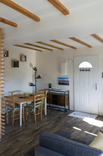 un salon avec une table et des chaises dans l'établissement Joli Duplex proche de Biarritz : Le DuplexA, à Arcangues