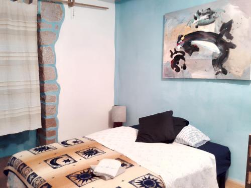 ein Schlafzimmer mit einem Bett und einem Wandgemälde in der Unterkunft 2 bedrooms house with enclosed garden and wifi at Filozici 3 km away from the beach in Filozići