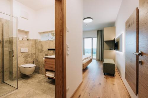 La salle de bains est pourvue d'une douche, de toilettes et d'un lavabo. dans l'établissement Weingut Radl, à Klöch