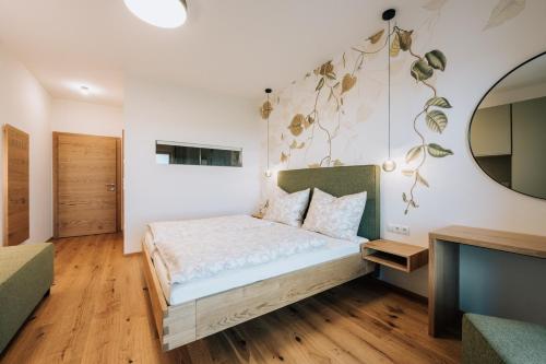 Schlafzimmer mit einem Bett und einem TV in der Unterkunft Weingut Radl in Klöch