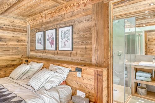 een kamer met een bank in de hoek van een badkamer bij Chalet River in Megève