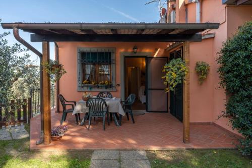 a patio with a table and chairs under a pergola at Villa Sunshine apartments in Gambassi Terme