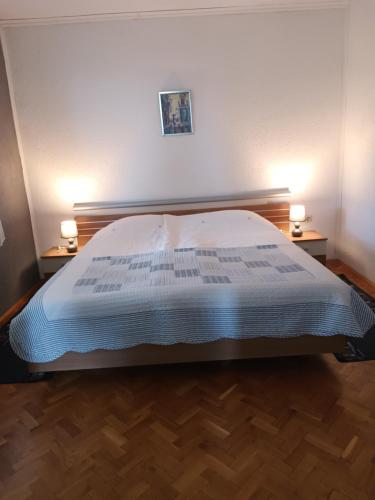 ein Bett in einem Schlafzimmer mit zwei Lampen an zwei Tischen in der Unterkunft Matea in Gospić