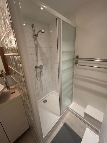 une salle de bain avec une douche avec une porte vitrée dans l'établissement House near downtown and beach, à Cavalaire-sur-Mer