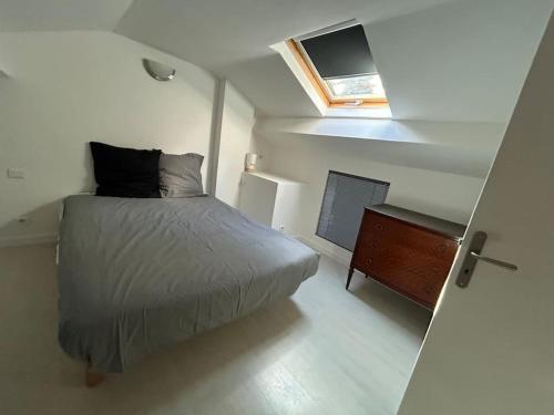 Ένα ή περισσότερα κρεβάτια σε δωμάτιο στο House near downtown and beach