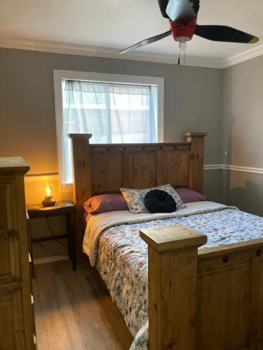 una camera con letto e ventilatore a soffitto di Adorable Home Away from Home a Corpus Christi