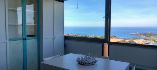 Habitación con mesa y vistas al océano en Residence Isola Rossa Holiday Home Lucente, en Isola Rossa