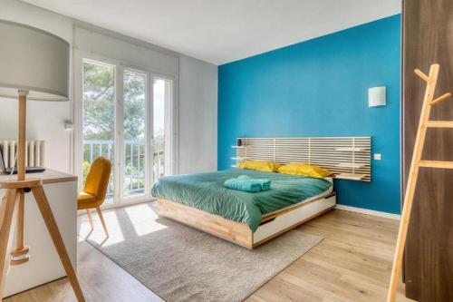 - une chambre bleue avec un lit et un bureau dans l'établissement Elégant T5 avec Clim & Terrasse, à Montpellier