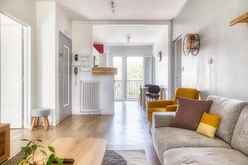 un salon avec un canapé et une table dans l'établissement Elégant T5 avec Clim & Terrasse, à Montpellier