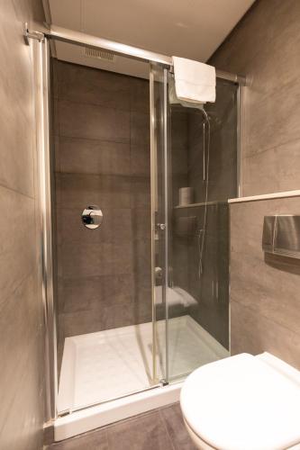 a shower with a glass door in a bathroom at Apartamentos Maritimo Ris con garaje in Noja