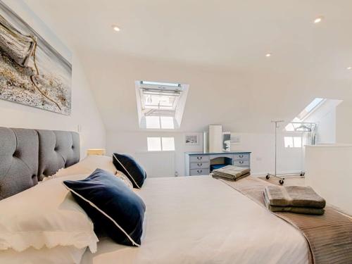 1 dormitorio con 1 cama grande y 2 almohadas en 1 bed property in Whitstable Kent 88537 en Whitstable