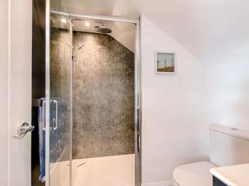 y baño con ducha y aseo. en 1 bed property in Whitstable Kent 88537 en Whitstable