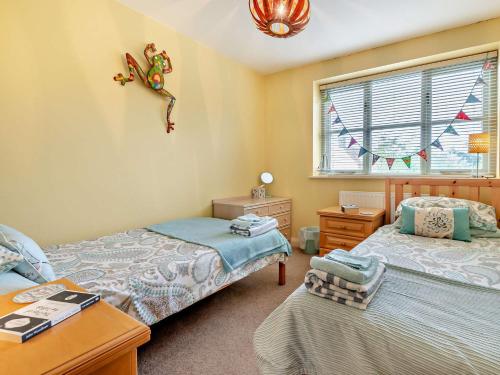 En eller flere senge i et værelse på 2 Bed in Frampton-on-Severn 94228