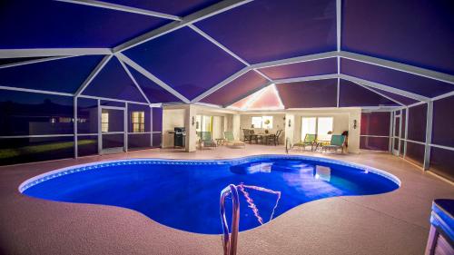 una gran piscina en una casa con techo en Belloccia With Pool And Spa Best Boating Location, en Cabo Coral