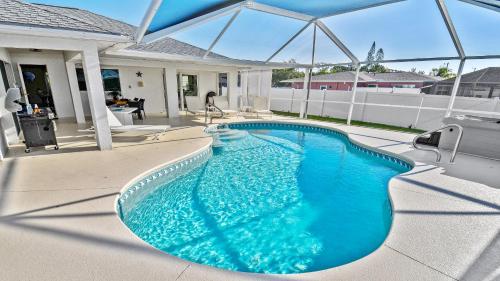 una piscina en el patio trasero de una casa en Belloccia With Pool And Spa Best Boating Location, en Cabo Coral