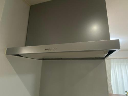 a stainless steel stove hood in a kitchen at 湘南片瀬HOME in Fujisawa