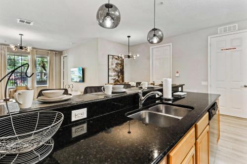 eine Küche mit einer Spüle und einer Arbeitsplatte in der Unterkunft 4804 Cayview Ave #105 in Orlando