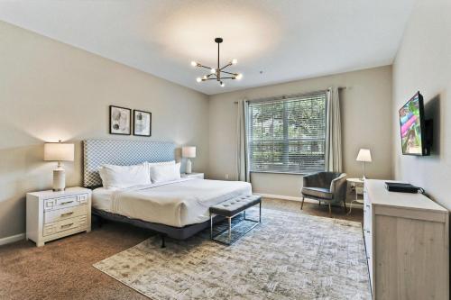 una camera con letto, scrivania e sedia di 4804 Cayview Ave #105 a Orlando