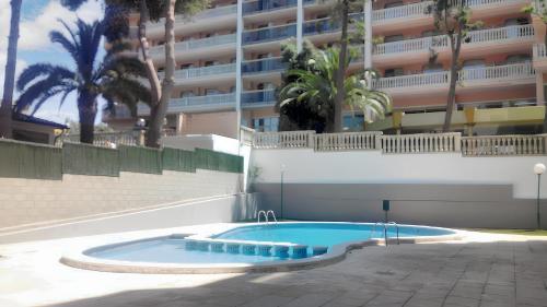 una piscina vacía frente a un edificio en One bedroom apartement at Salou 850 m away from the beach with shared pool and wifi, en Salou