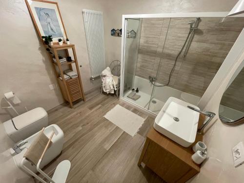 a bathroom with a shower and a toilet and a sink at All'ombra del tiglio Bed&Breakfast in Doberdò del Lago