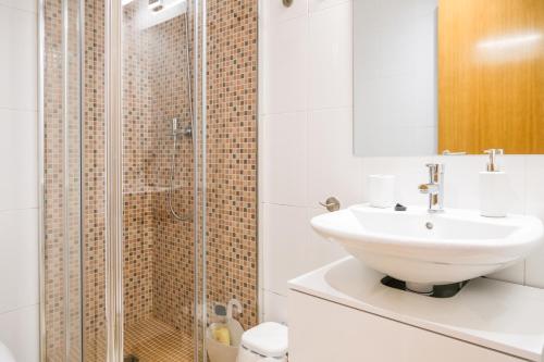 Ένα μπάνιο στο Ca l'Eudald 3, Apartamento en Besalú con terraza