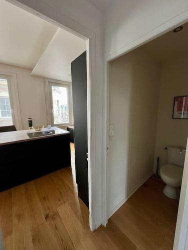 une salle de bains vide avec toilettes et lavabo dans l'établissement Grand appartement vue théâtre Hyper Centre, à Cherbourg en Cotentin