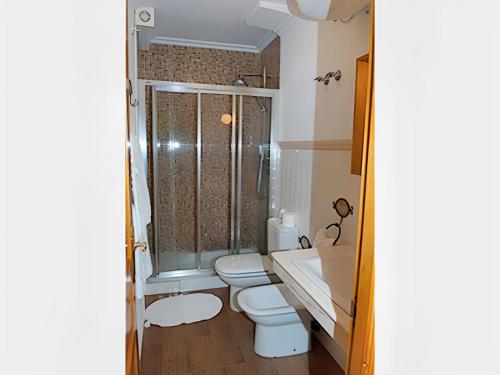 łazienka z 2 toaletami i prysznicem w obiekcie One bedroom apartement with shared pool enclosed garden and wifi at San Antolin de Ibias w mieście San Antolín
