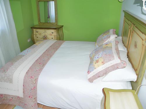 - un lit avec 2 oreillers dans une chambre dans l'établissement One bedroom apartement with shared pool enclosed garden and wifi at San Antolin de Ibias, à San Antolín