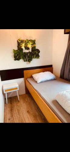 Postel nebo postele na pokoji v ubytování Gezellige Stacaravan