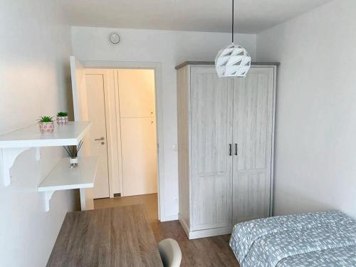 Een bed of bedden in een kamer bij 3 bedrooms apartement with furnished terrace and wifi at Cureghem Anderlecht