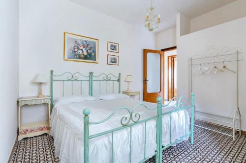 1 dormitorio con 1 cama con marco azul en 2 bedrooms apartement with enclosed garden and wifi at Tollo 6 km away from the beach, en Tollo