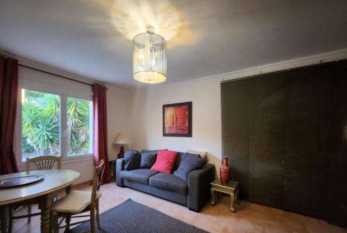 un salon avec un canapé et une table dans l'établissement Prés de la Mere YourHostHelper, à Saint-Raphaël