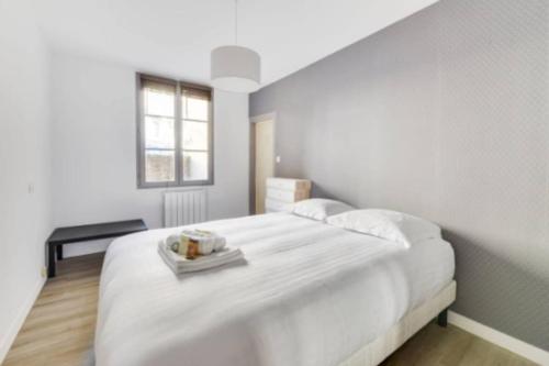 - une chambre avec un grand lit blanc et un plateau dans l'établissement Suite L'Ambassade - Second Lodge - Hyper Centre, à Rennes