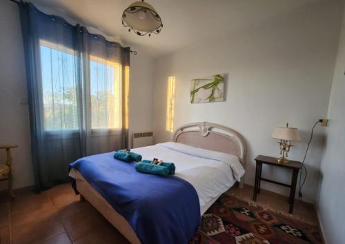 une chambre avec un lit avec deux ours en peluche dessus dans l'établissement Prés de la Mere YourHostHelper, à Saint-Raphaël