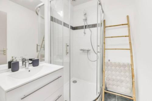 une salle de bain blanche avec une douche et un lavabo dans l'établissement Suite L'Ambassade - Second Lodge - Hyper Centre, à Rennes