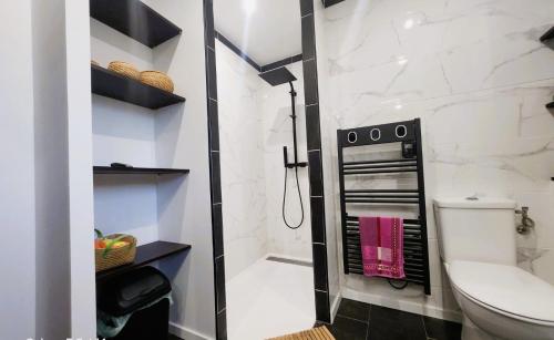 une salle de bain avec douche et toilettes dans l'établissement Prés de la Mere YourHostHelper, à Saint-Raphaël
