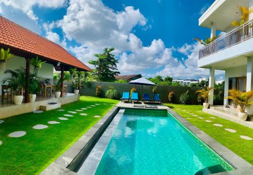 einen Pool im Hinterhof eines Hauses in der Unterkunft Bali intan Canggu in Canggu