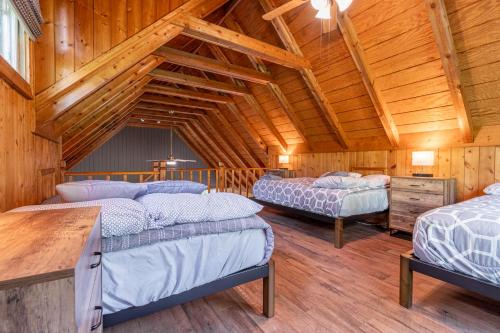 Säng eller sängar i ett rum på New Listing! Copper Ridge Getaway - 2 Bed, Hot Tub