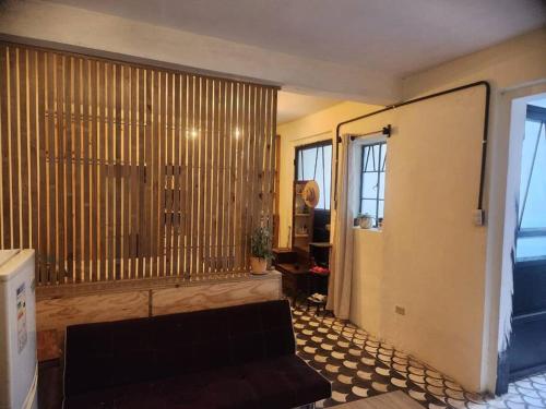 a living room with a couch and a sliding door at Amplio primer nivel centro histórico el círculo in Guatemala
